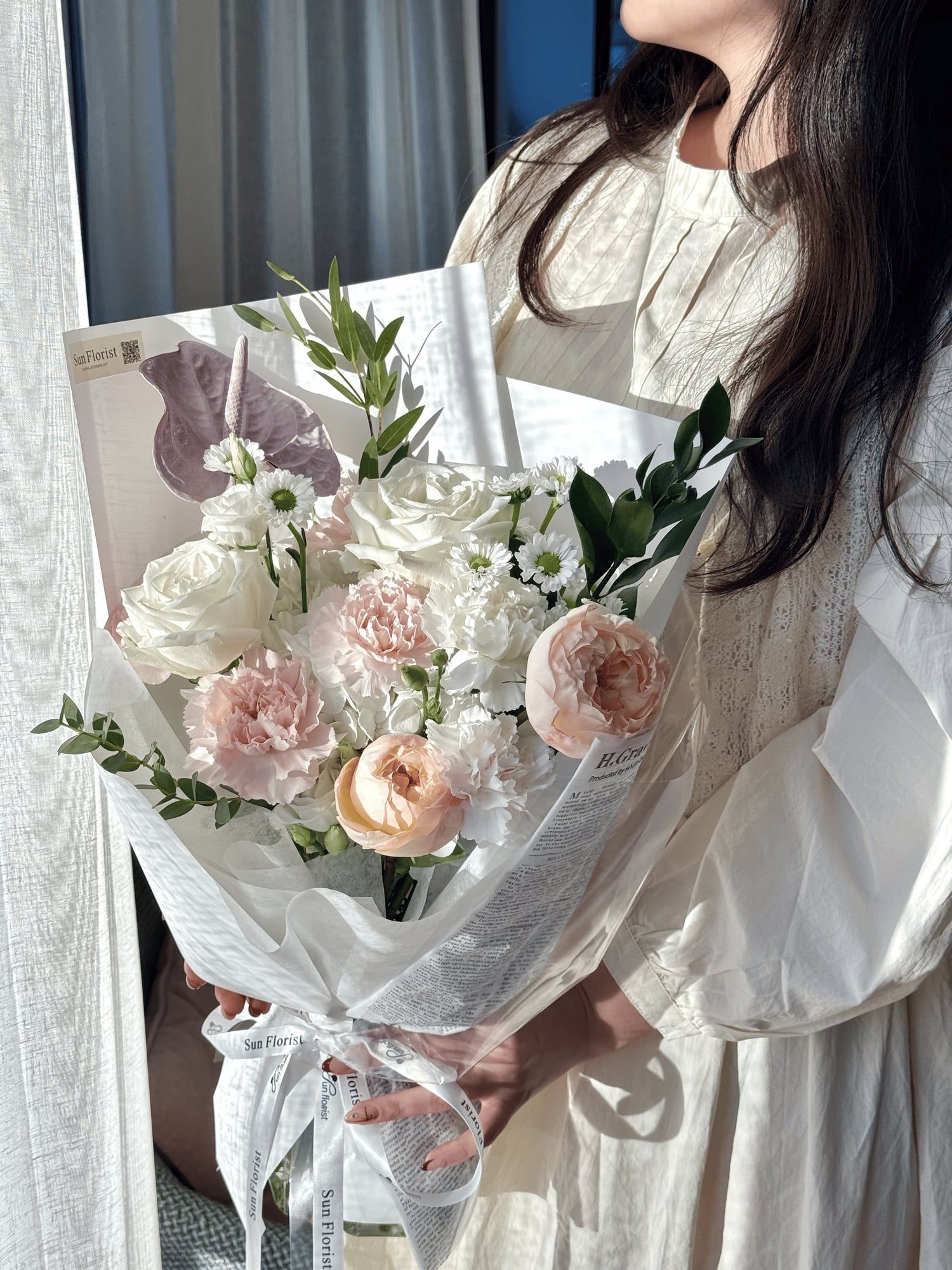 This white-pink bouquet is like a gentle sunset casting its glow over soft coral. A perfect way to bring fresh and elegance into your space.