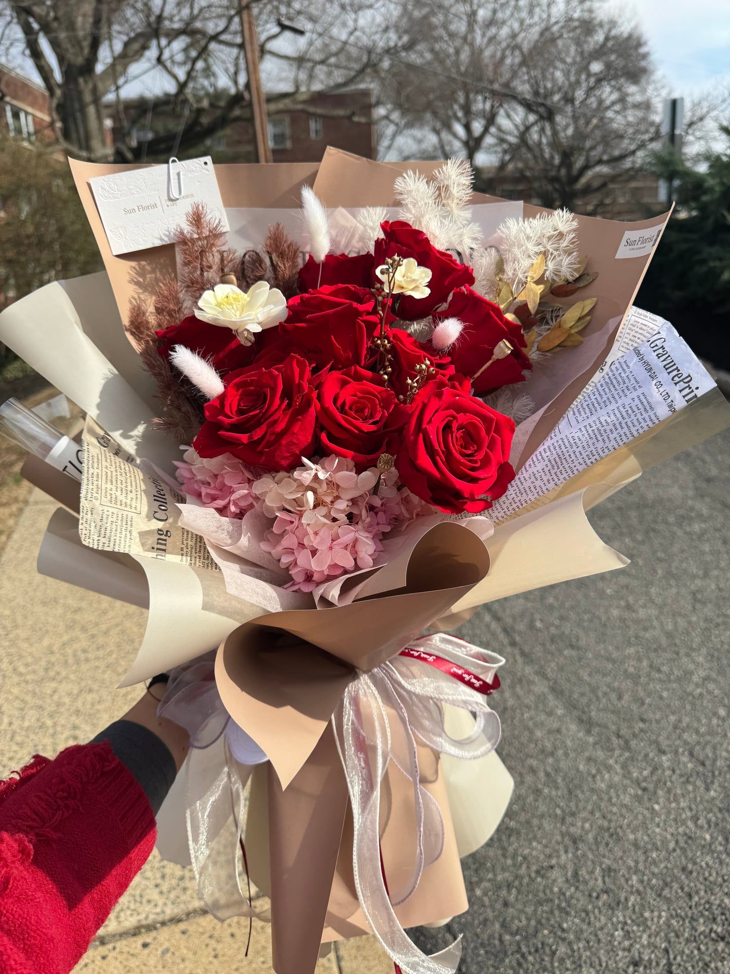 Timeless moments are made with thoughtful hearts. Send everlasting red roses that stay vibrant through time—no matter the distance.