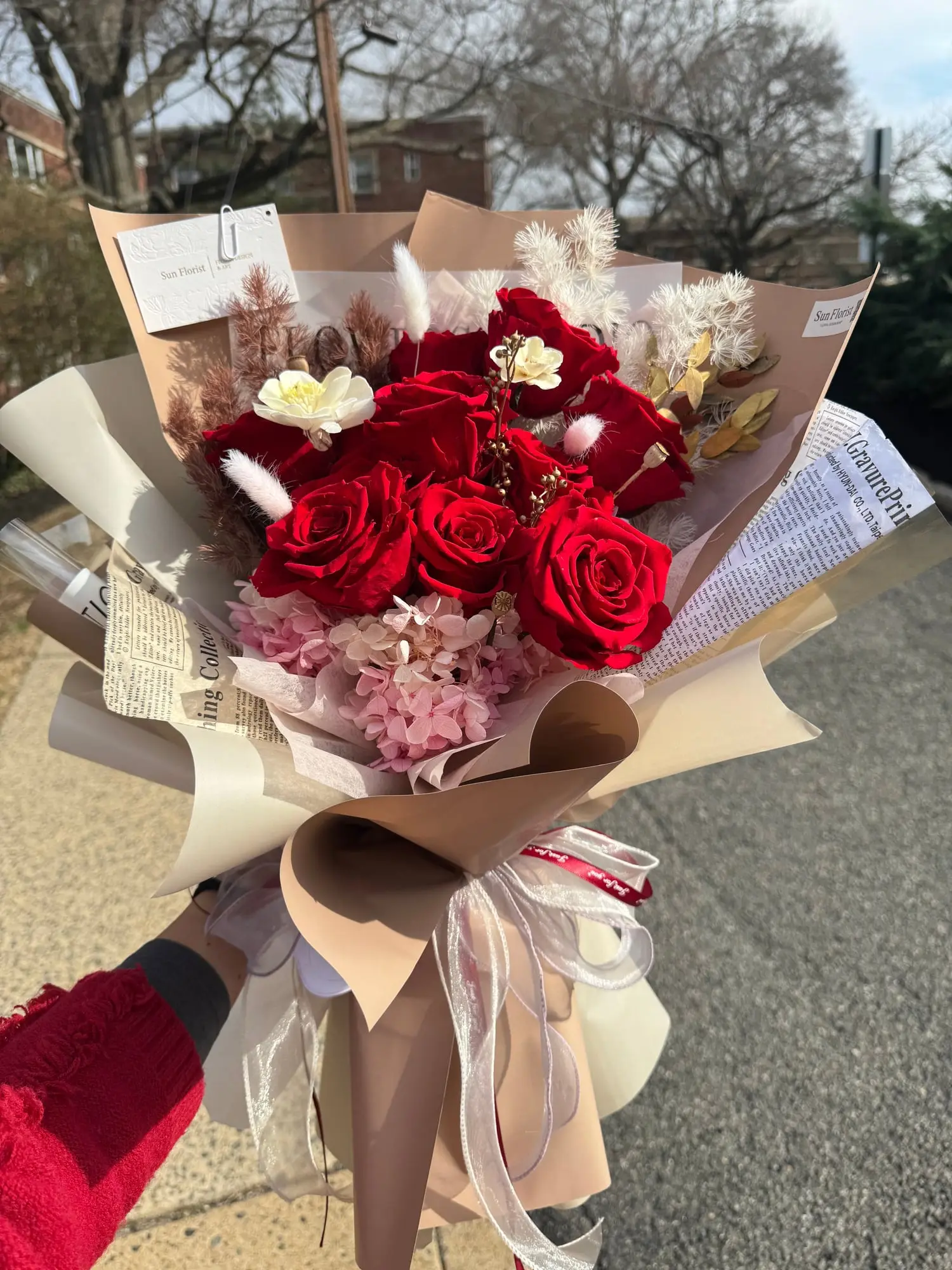 Timeless moments are made with thoughtful hearts. Send everlasting red roses that stay vibrant through time—no matter the distance.
