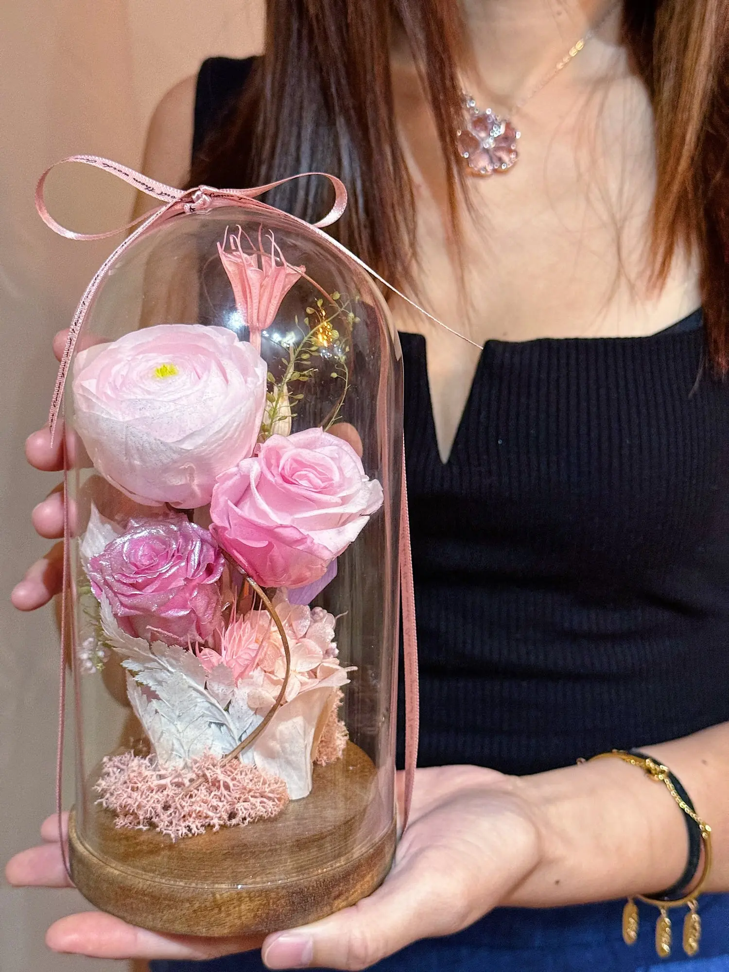 Delicate and enchanting, this preserved flower dome features soft pink roses, blush hydrangeas, and pearl-like accents, beautifully arranged beneath a crystal-clear glass dome.
