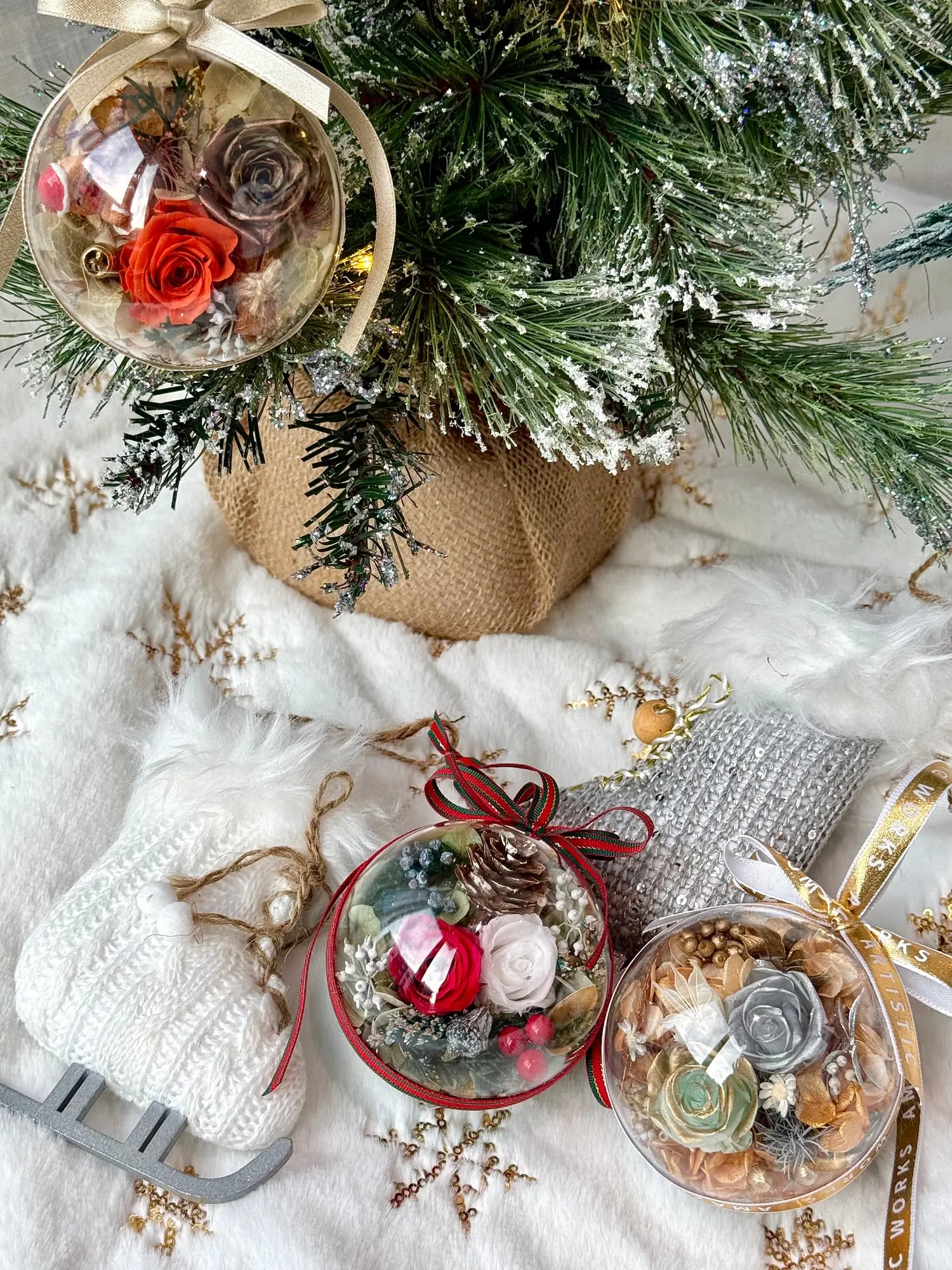 Preserved Rose Christmas Ornaments - Limited Edition Set This holiday season, add elegance and magic to your Christmas tree!
